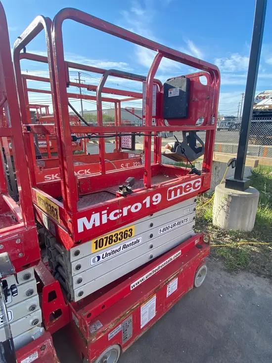 2018 MEC MICRO 19 Scissor Lift