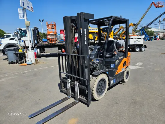 2020 Doosan G25N-7DF Warehouse Forklift