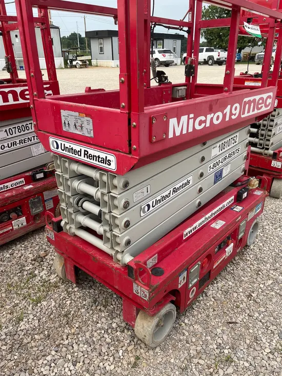 2018 MEC MICRO 19 Scissor Lift