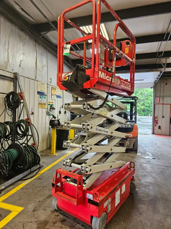 2019 MEC MICRO 19 Scissor Lift