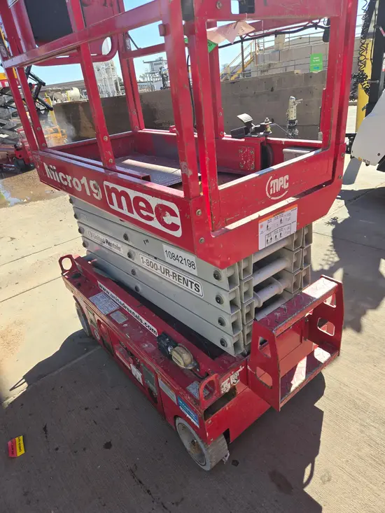 2018 MEC MICRO 19 Scissor Lift