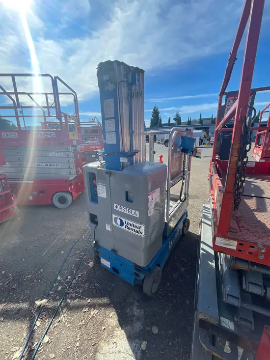 2017 Genie GR-20 Self-Propelled One-Person Lift