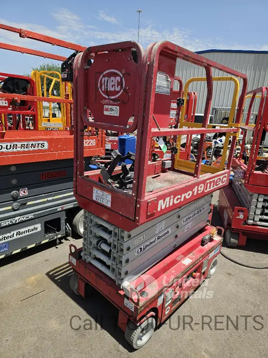 2018 MEC MICRO 19 Scissor Lift