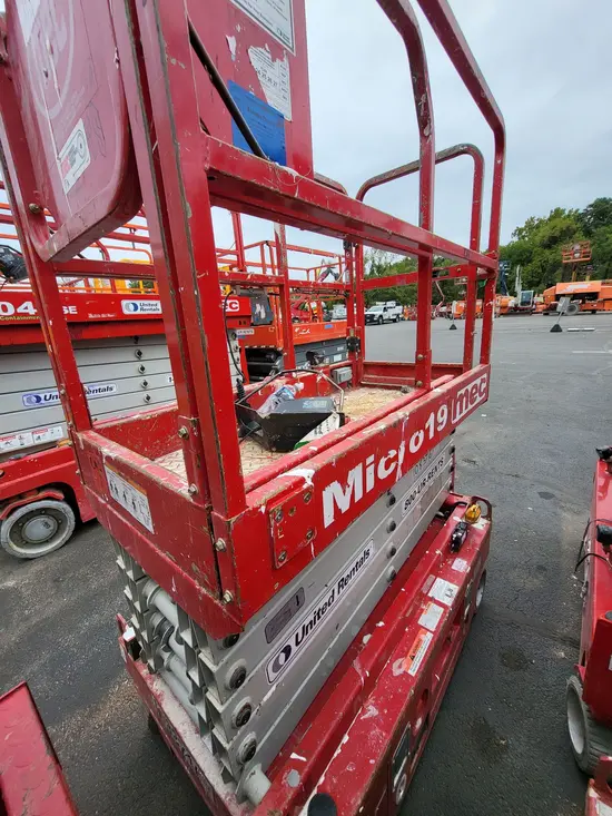 2018 MEC MICRO 19 Scissor Lift