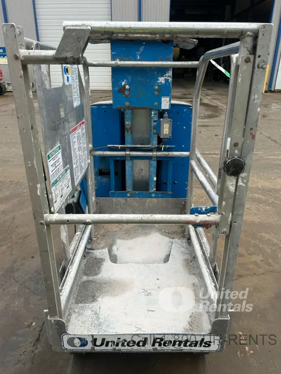 2018 Genie GR-12 Self-Propelled One-Person Lift
