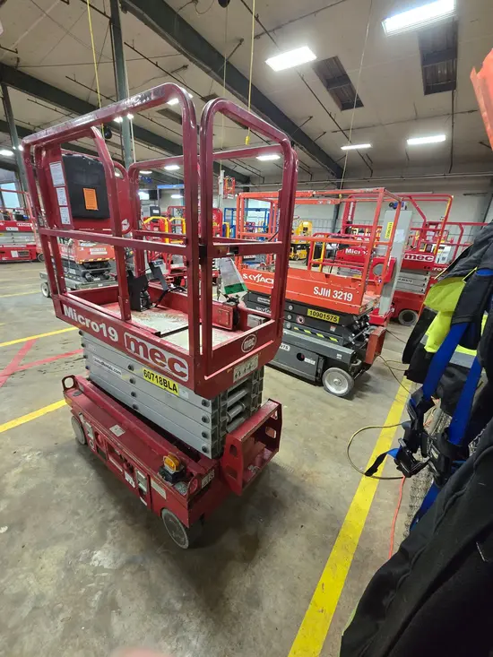 2018 MEC MICRO 19 Scissor Lift