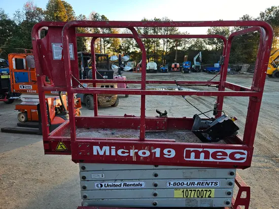 2018 MEC MICRO 19 Scissor Lift
