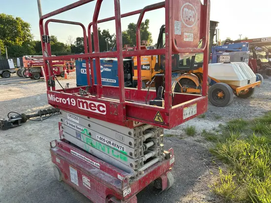 2018 MEC MICRO 19 Scissor Lift