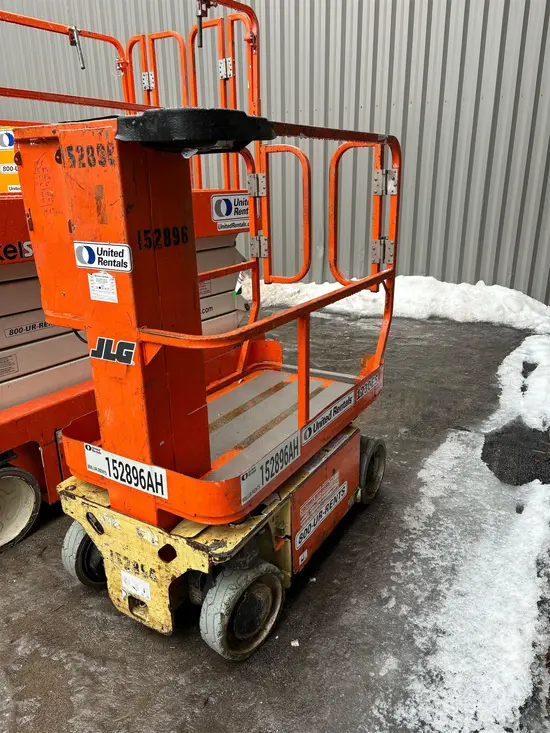 2015 JLG 1230ES Self-Propelled One-Person Lift