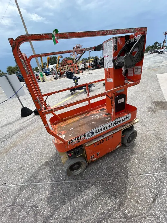 2016 JLG 1230ES Self-Propelled One-Person Lift