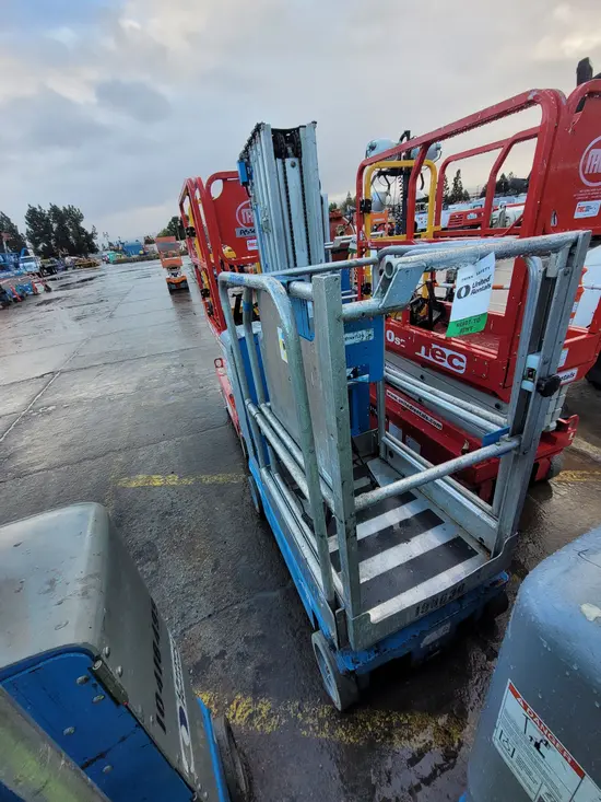 2017 Genie GR-20 Self-Propelled One-Person Lift