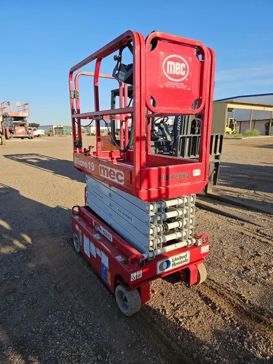 2018 MEC MICRO 19 Scissor Lift