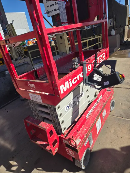 2018 MEC MICRO 19 Scissor Lift