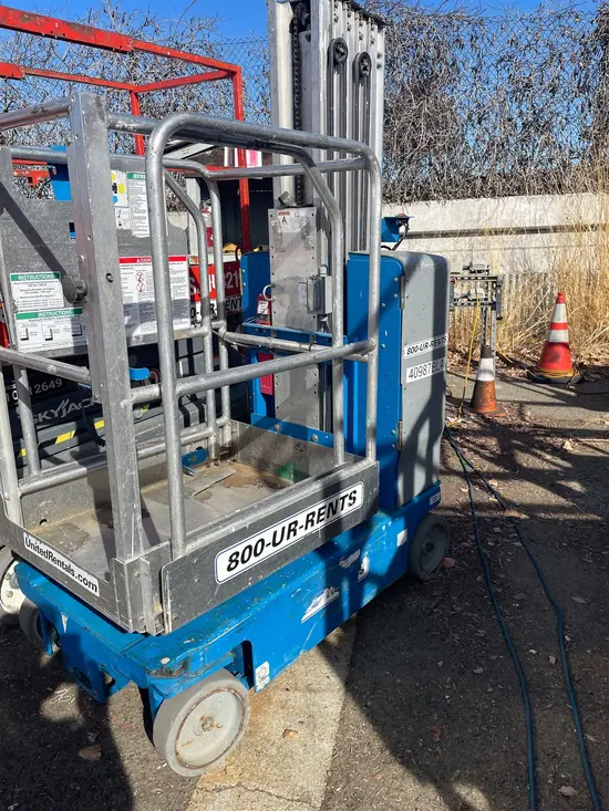 2017 Genie GR-20 Self-Propelled One-Person Lift