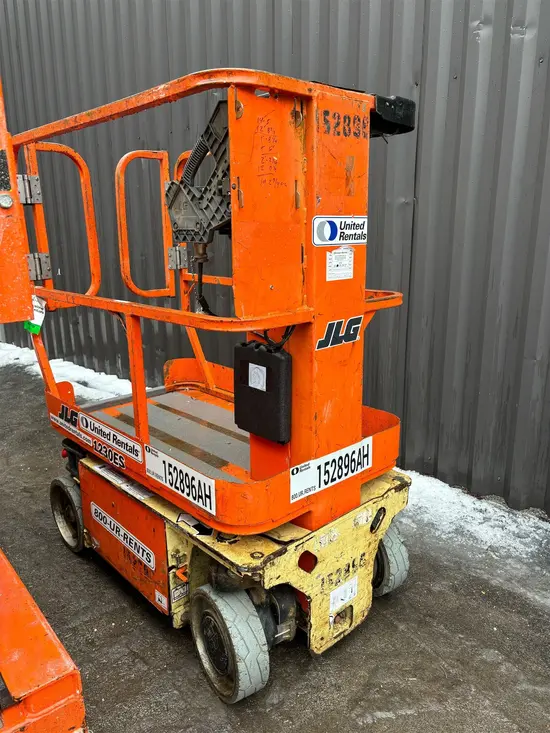 2015 JLG 1230ES Self-Propelled One-Person Lift