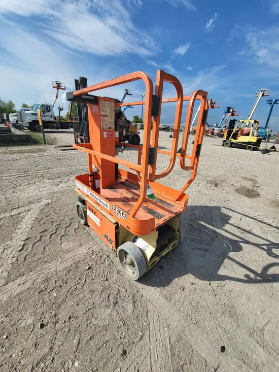 2016 JLG 1230ES Self-Propelled One-Person Lift