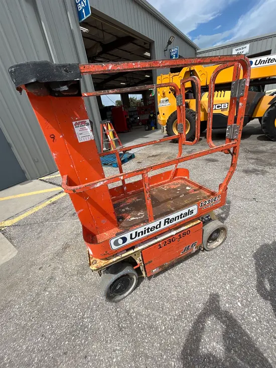 2016 JLG 1230ES Self-Propelled One-Person Lift