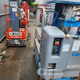 2018 Genie GR-12 Self-Propelled One-Person Lift